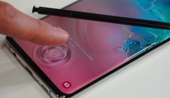 Экран блокировки и датчик отпечатков пальцев на Samsung