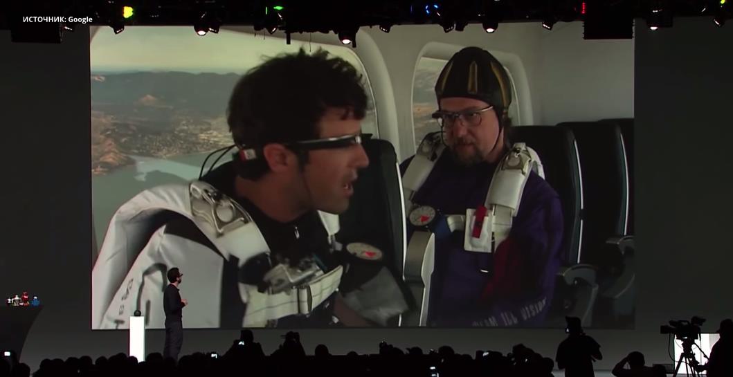 Брин в очках Google Glass прыгает с парашютом