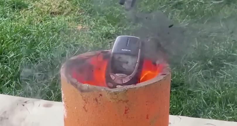 Nokia 3310 сжигают